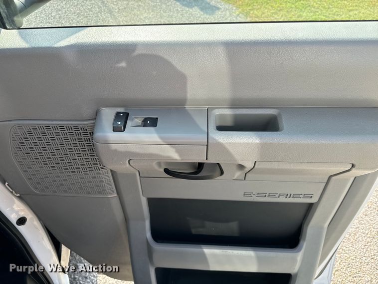 image for item IE9034 2013 Ford Econoline E450 shuttle bus