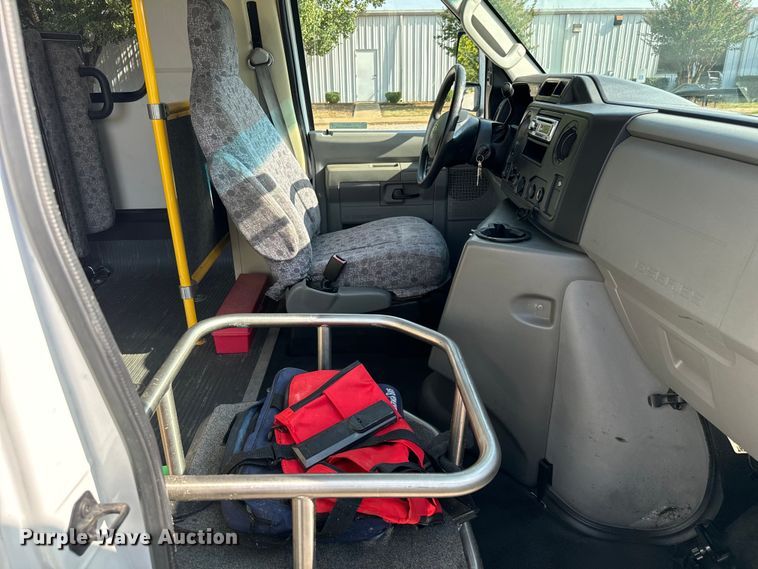 image for item IE9034 2013 Ford Econoline E450 shuttle bus