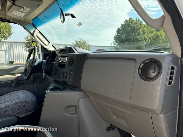 image for item IE9034 2013 Ford Econoline E450 shuttle bus