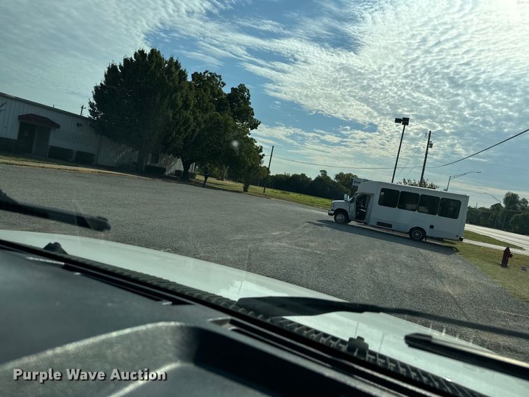 image for item IE9034 2013 Ford Econoline E450 shuttle bus