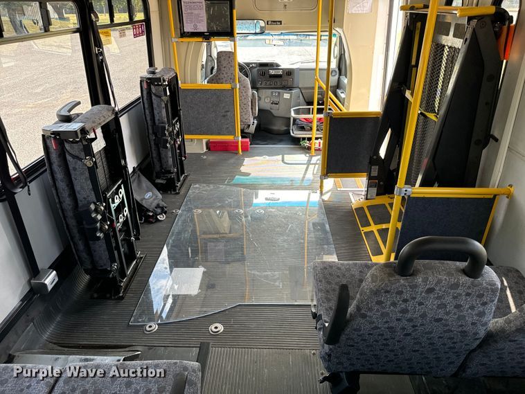 image for item IE9034 2013 Ford Econoline E450 shuttle bus