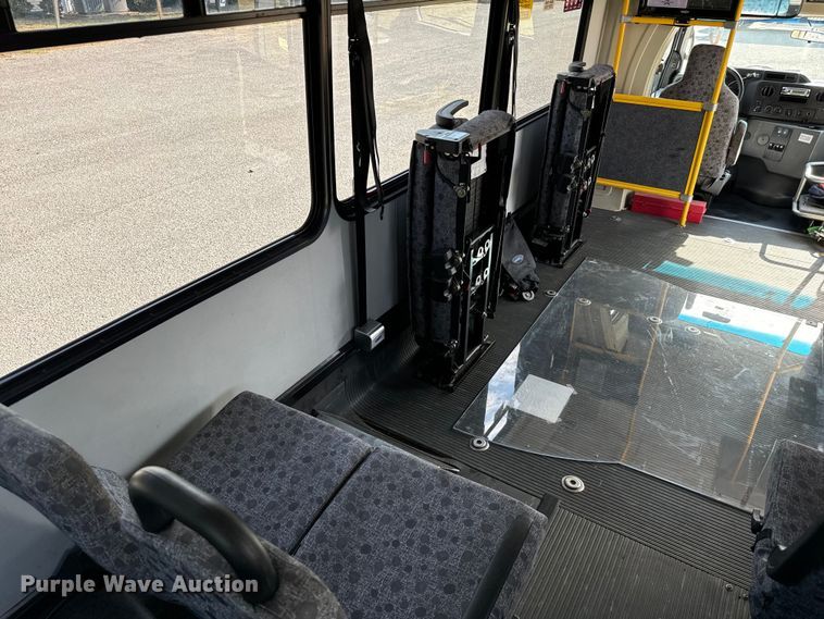 image for item IE9034 2013 Ford Econoline E450 shuttle bus