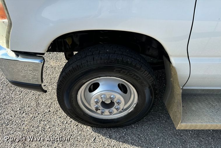 image for item IE9034 2013 Ford Econoline E450 shuttle bus