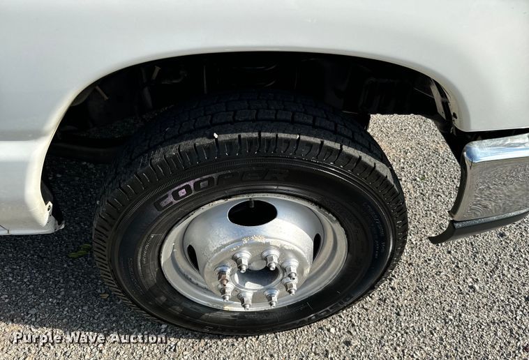 image for item IE9034 2013 Ford Econoline E450 shuttle bus