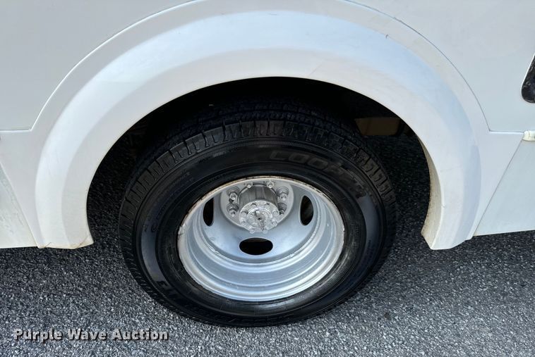 image for item IE9034 2013 Ford Econoline E450 shuttle bus