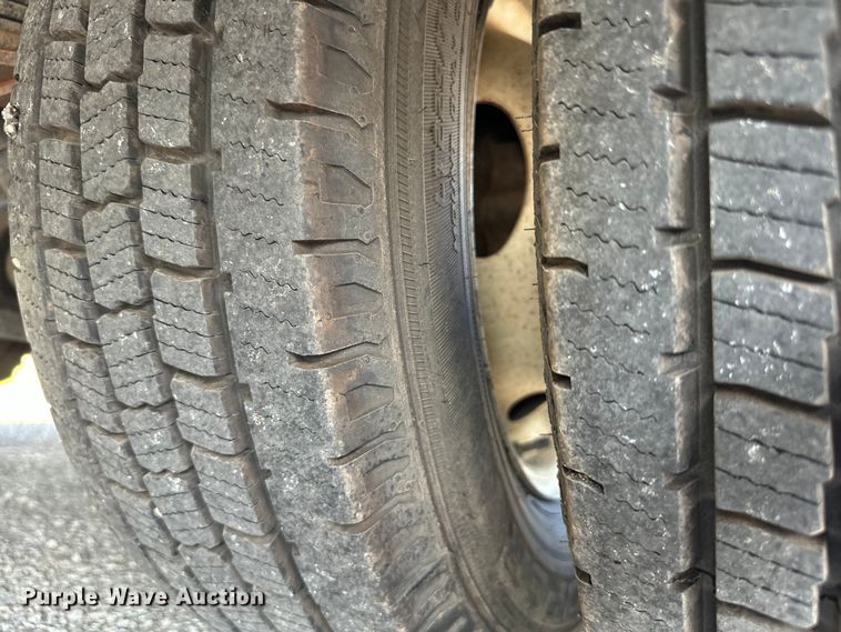 image for item IE9034 2013 Ford Econoline E450 shuttle bus