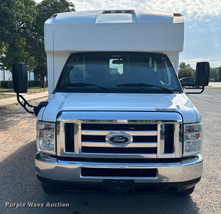 image for item IE9037 2016 Ford Econoline E350 shuttle bus