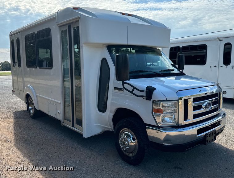 image for item IE9037 2016 Ford Econoline E350 shuttle bus