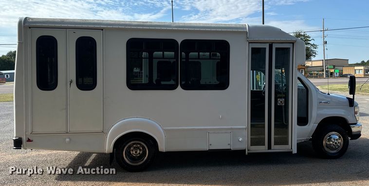 image for item IE9037 2016 Ford Econoline E350 shuttle bus