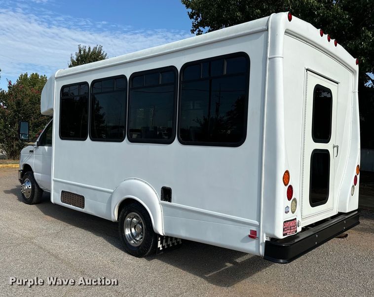 image for item IE9037 2016 Ford Econoline E350 shuttle bus
