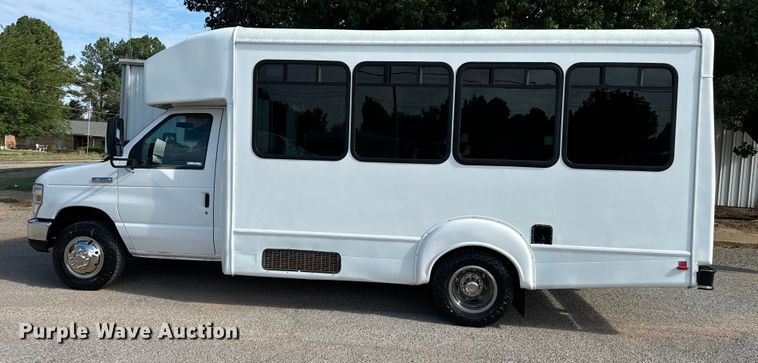 image for item IE9037 2016 Ford Econoline E350 shuttle bus