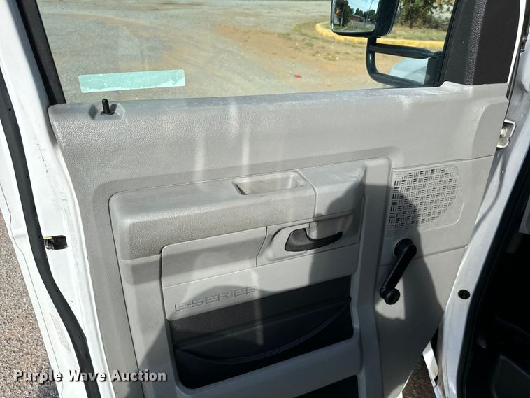 image for item IE9037 2016 Ford Econoline E350 shuttle bus