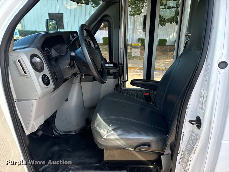 image for item IE9037 2016 Ford Econoline E350 shuttle bus