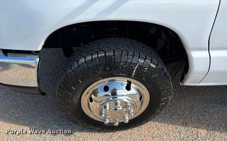 image for item IE9037 2016 Ford Econoline E350 shuttle bus