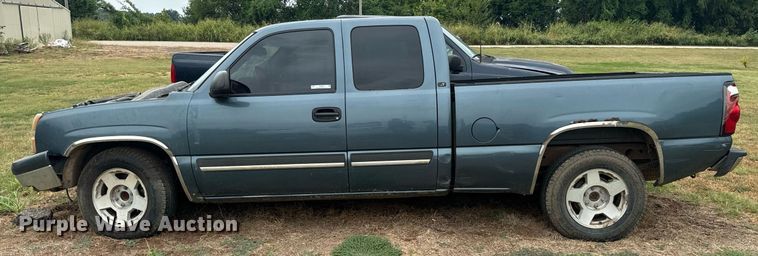 image for item IE9056 2006 Chevrolet  Silverado 1500 Ext. Cab pickup truck