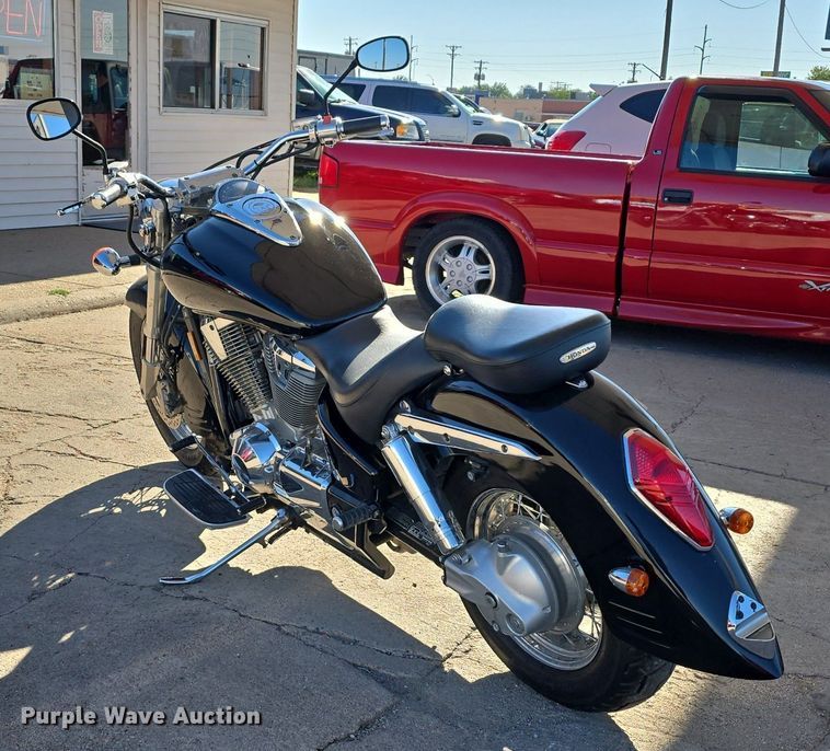 image for item IO9995 2002 Honda VTX1800S motorcycle