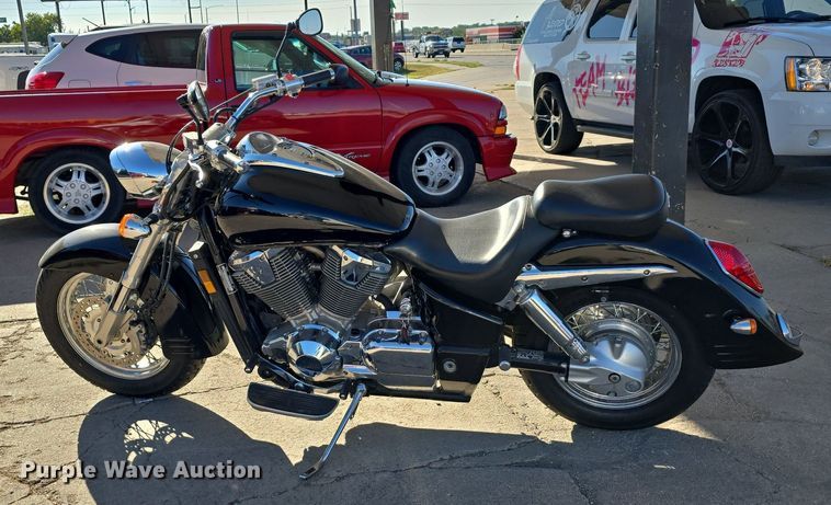 image for item IO9995 2002 Honda VTX1800S motorcycle