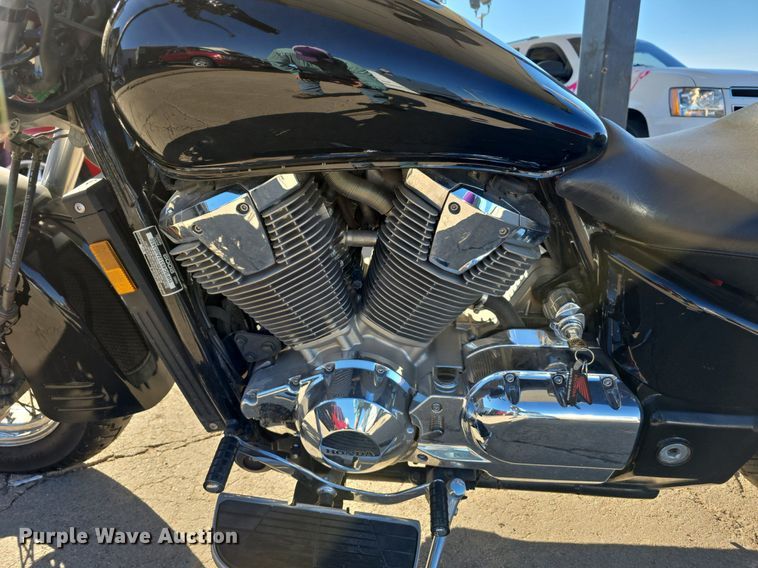 image for item IO9995 2002 Honda VTX1800S motorcycle