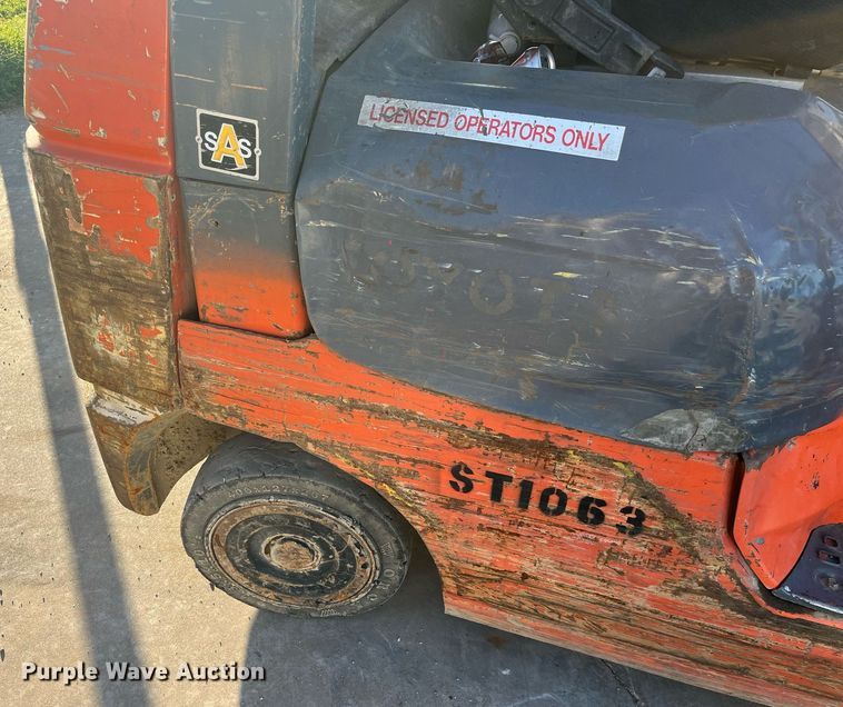 image for item LC9046 2000 Toyota 7FGCU25 forklift