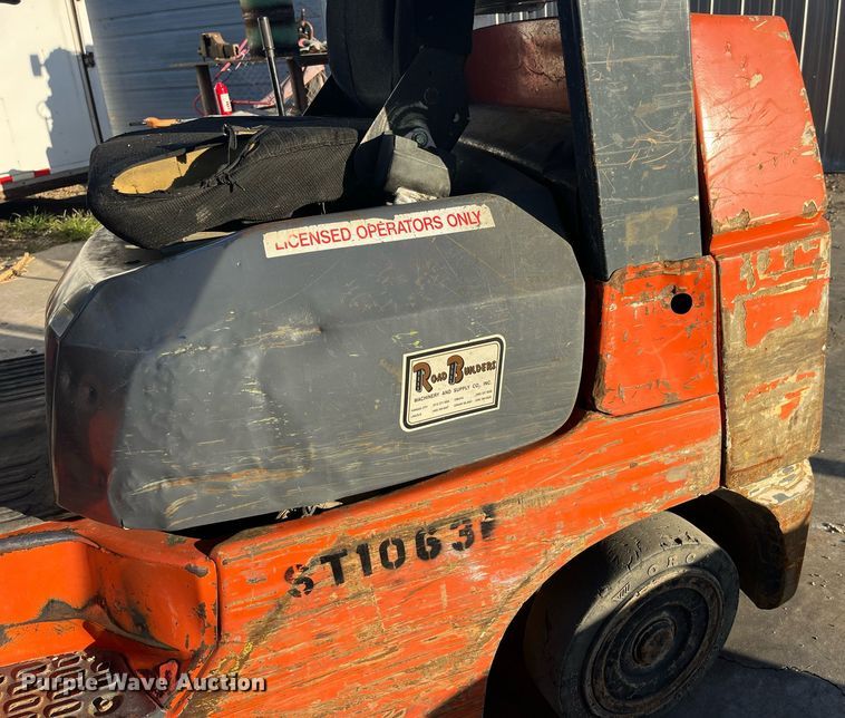 image for item LC9046 2000 Toyota 7FGCU25 forklift