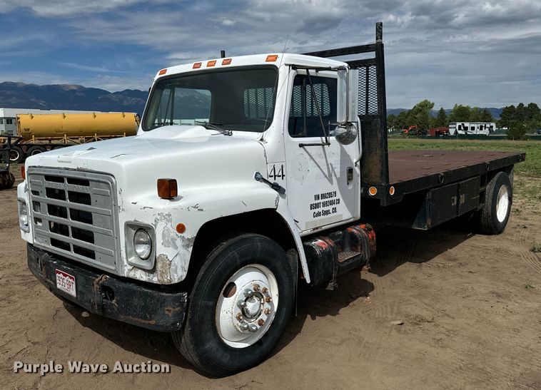 image for item LG9015 1981 International 1854 flatbed truck