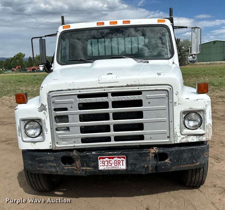 image for item LG9015 1981 International 1854 flatbed truck