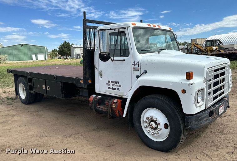 image for item LG9015 1981 International 1854 flatbed truck