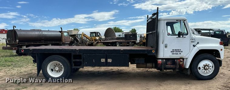 image for item LG9015 1981 International 1854 flatbed truck