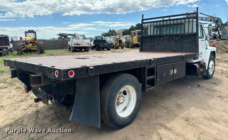 image for item LG9015 1981 International 1854 flatbed truck