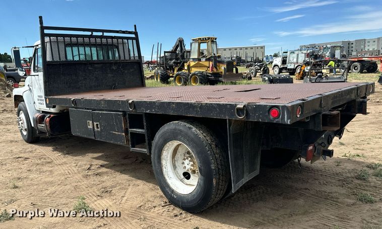 image for item LG9015 1981 International 1854 flatbed truck