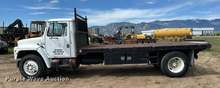 image for item LG9015 1981 International 1854 flatbed truck