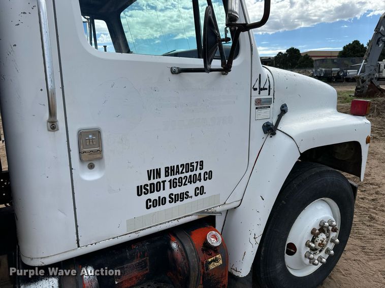 image for item LG9015 1981 International 1854 flatbed truck