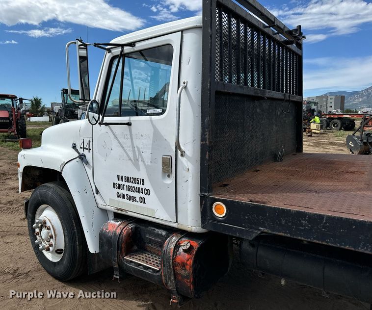 image for item LG9015 1981 International 1854 flatbed truck