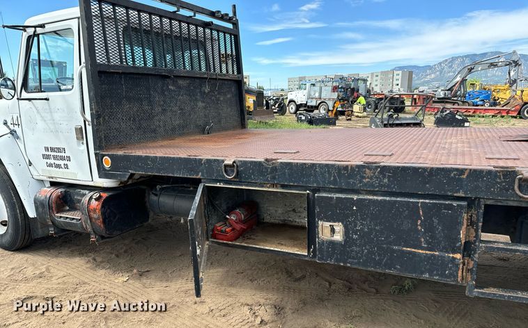 image for item LG9015 1981 International 1854 flatbed truck