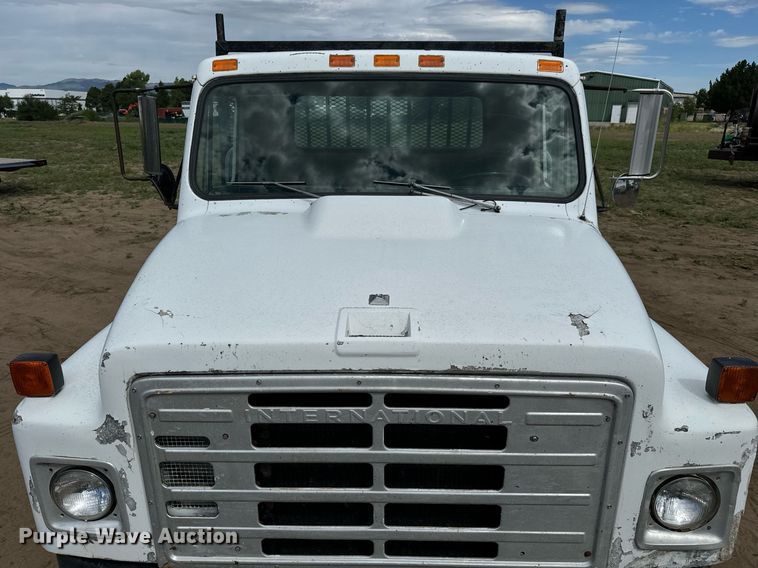 image for item LG9015 1981 International 1854 flatbed truck