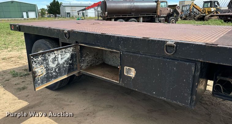 image for item LG9015 1981 International 1854 flatbed truck