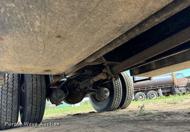 image for item LG9015 1981 International 1854 flatbed truck