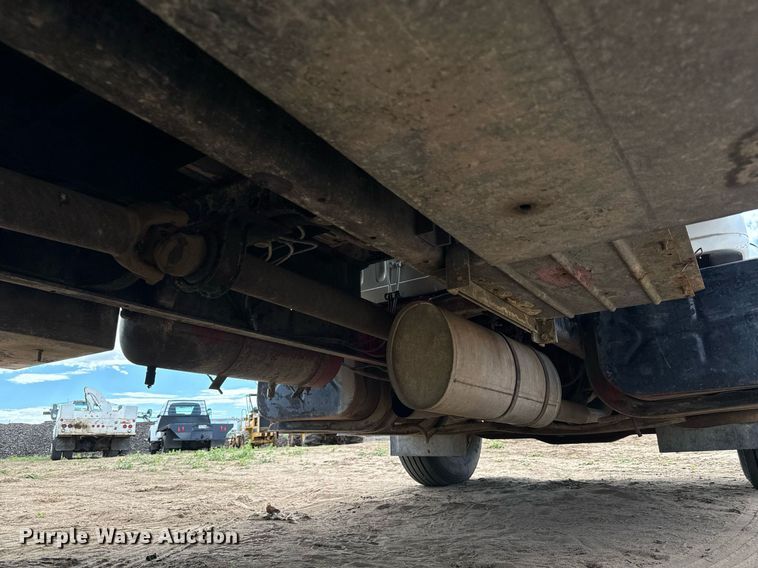 image for item LG9015 1981 International 1854 flatbed truck