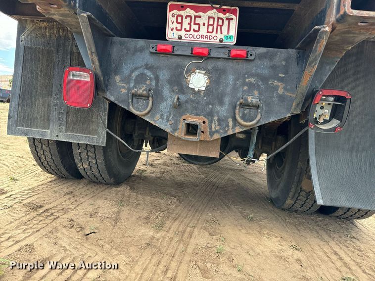 image for item LG9015 1981 International 1854 flatbed truck