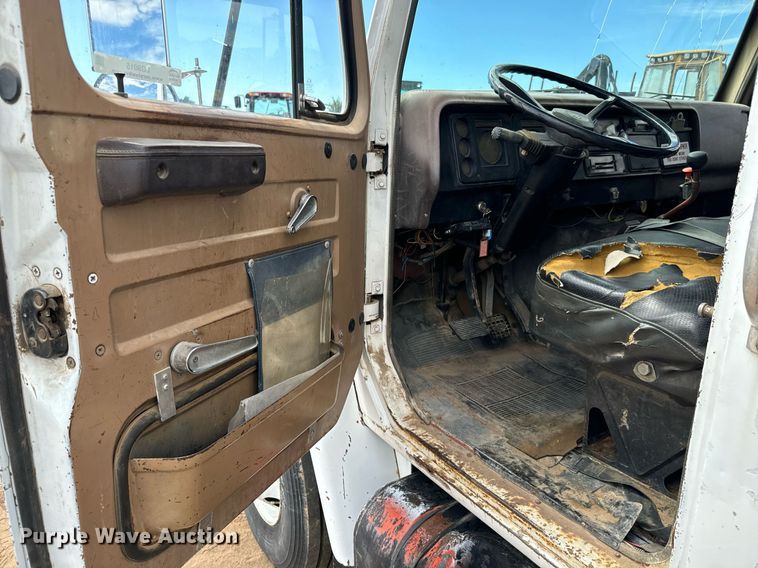 image for item LG9015 1981 International 1854 flatbed truck