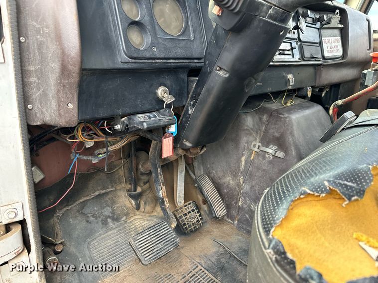 image for item LG9015 1981 International 1854 flatbed truck