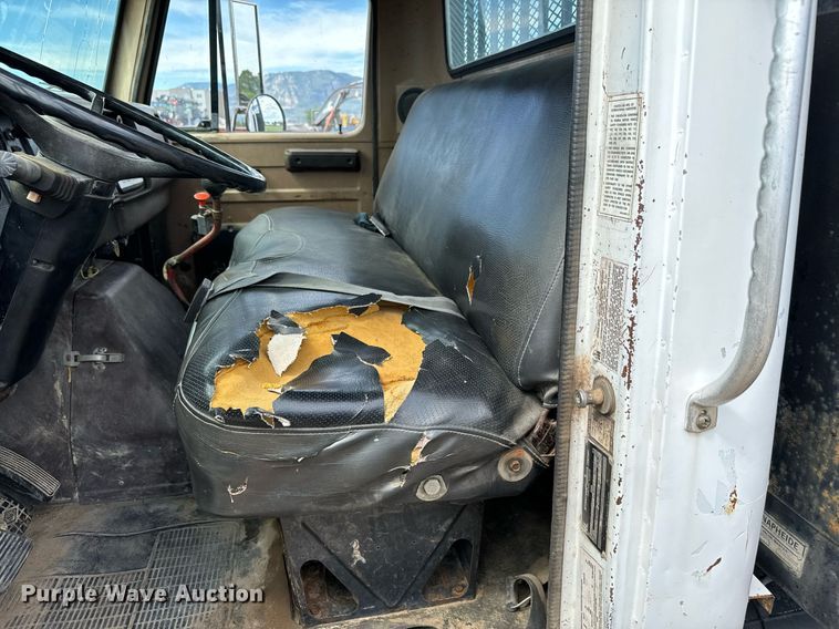 image for item LG9015 1981 International 1854 flatbed truck