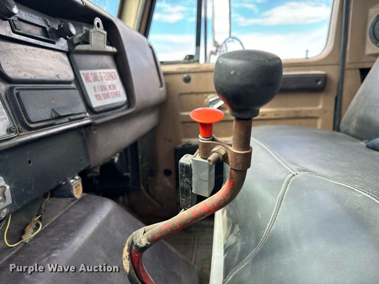 image for item LG9015 1981 International 1854 flatbed truck