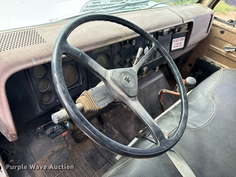 image for item LG9015 1981 International 1854 flatbed truck