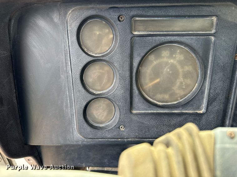 image for item LG9015 1981 International 1854 flatbed truck