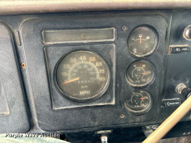 image for item LG9015 1981 International 1854 flatbed truck