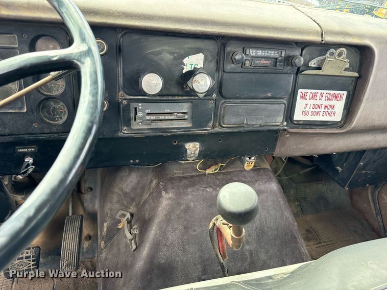 image for item LG9015 1981 International 1854 flatbed truck