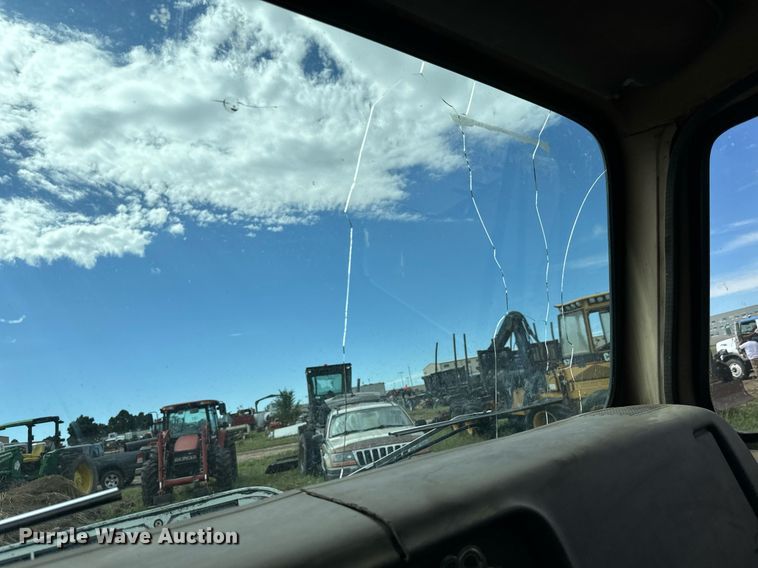 image for item LG9015 1981 International 1854 flatbed truck