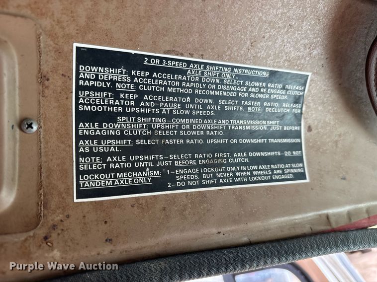 image for item LG9015 1981 International 1854 flatbed truck