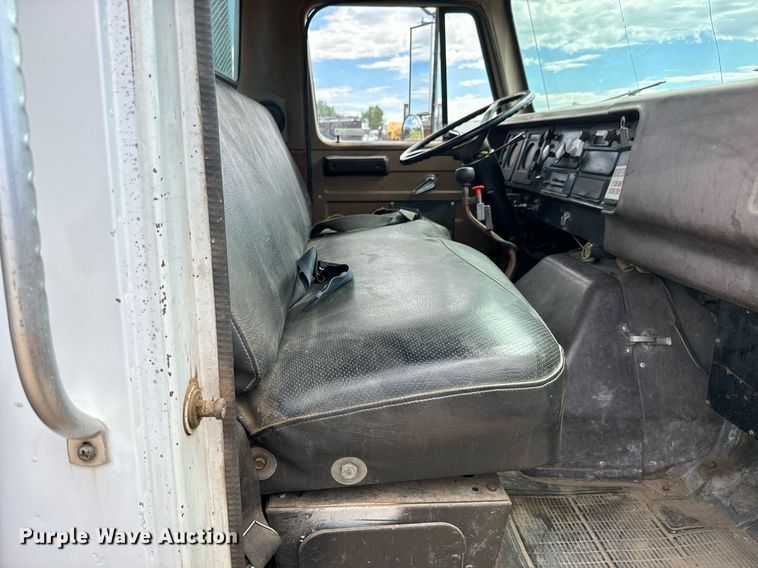 image for item LG9015 1981 International 1854 flatbed truck